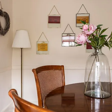 Maggie Puddle And The Nest Cottages Картмел